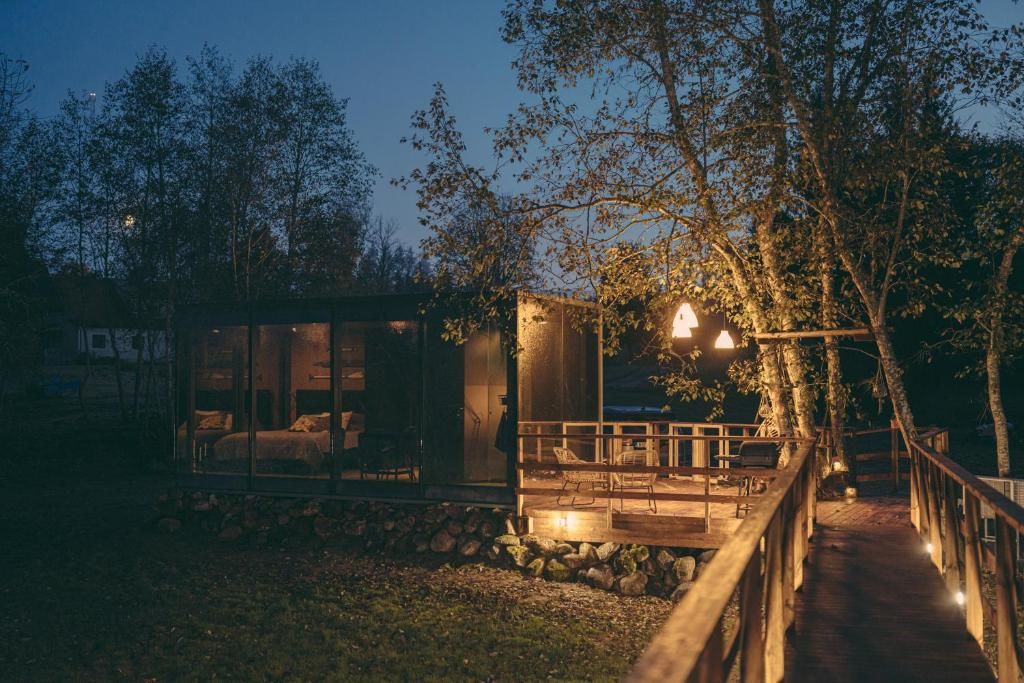 Отель Riverbed inn ÖÖD mirror house and Iglucraft sauna by river Kanaküla-29
