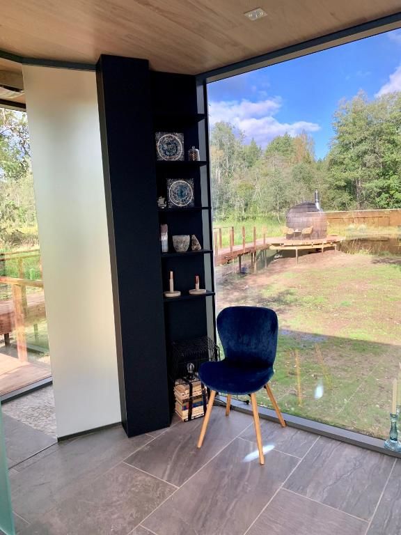 Отель Riverbed inn ÖÖD mirror house and Iglucraft sauna by river Kanaküla-40