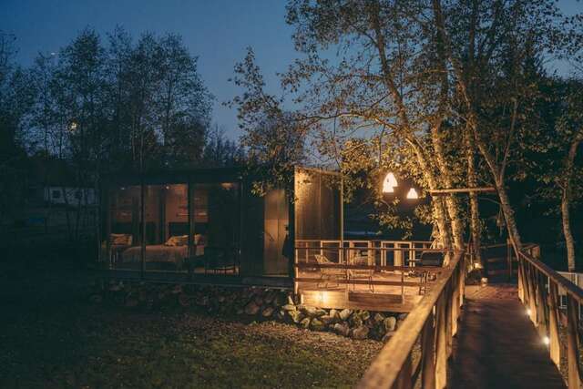 Отель Riverbed inn ÖÖD mirror house and Iglucraft sauna by river Kanaküla-28